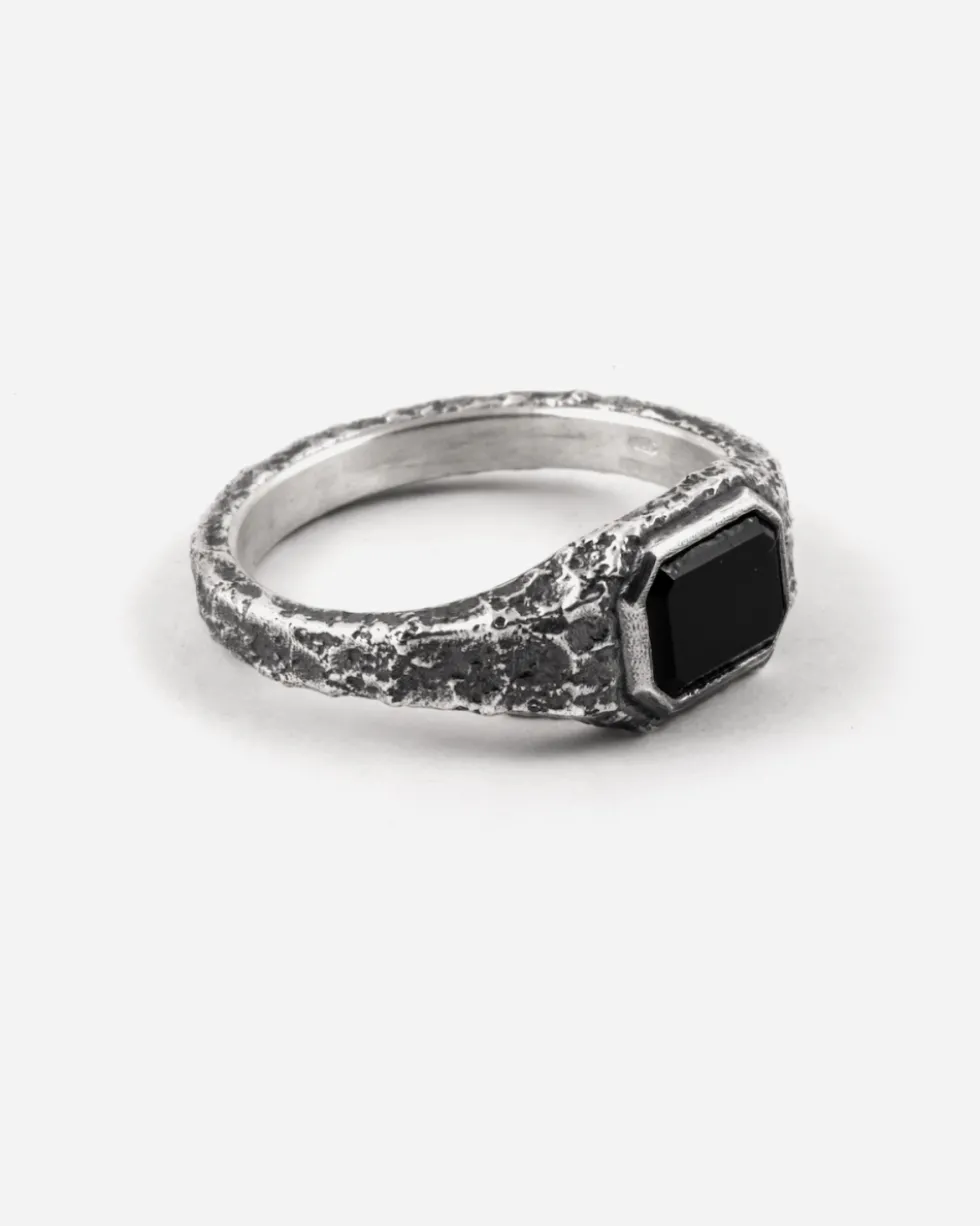 ANELLO CHEVALIER MATERIC CON PIETRA NERA