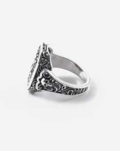 ANELLO CHEVALIER OTTAGONO DECORATO CLYDE IN ARGENTO CON PIETRA NERA
