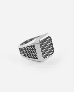 ANELLO CHEVALIER OTTAGONO LISCIO CON TEXTURE PUNTINATA IN ARGENTO
