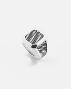 ANELLO CHEVALIER OTTAGONO LISCIO CON TEXTURE PUNTINATA IN ARGENTO