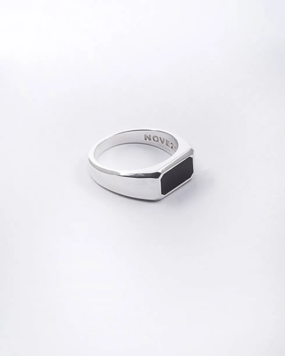 ANELLO CHEVALIER RETTANGOLO ORIZZONTALE IN ARGENTO CON PIETRA NERA