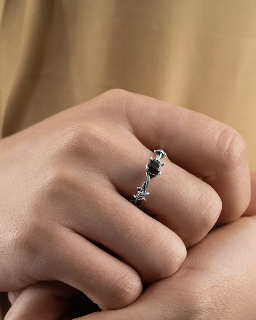 ANELLO SOLITARIO FILO SPINATO IN ARGENTO CON BRILLANTE NERO