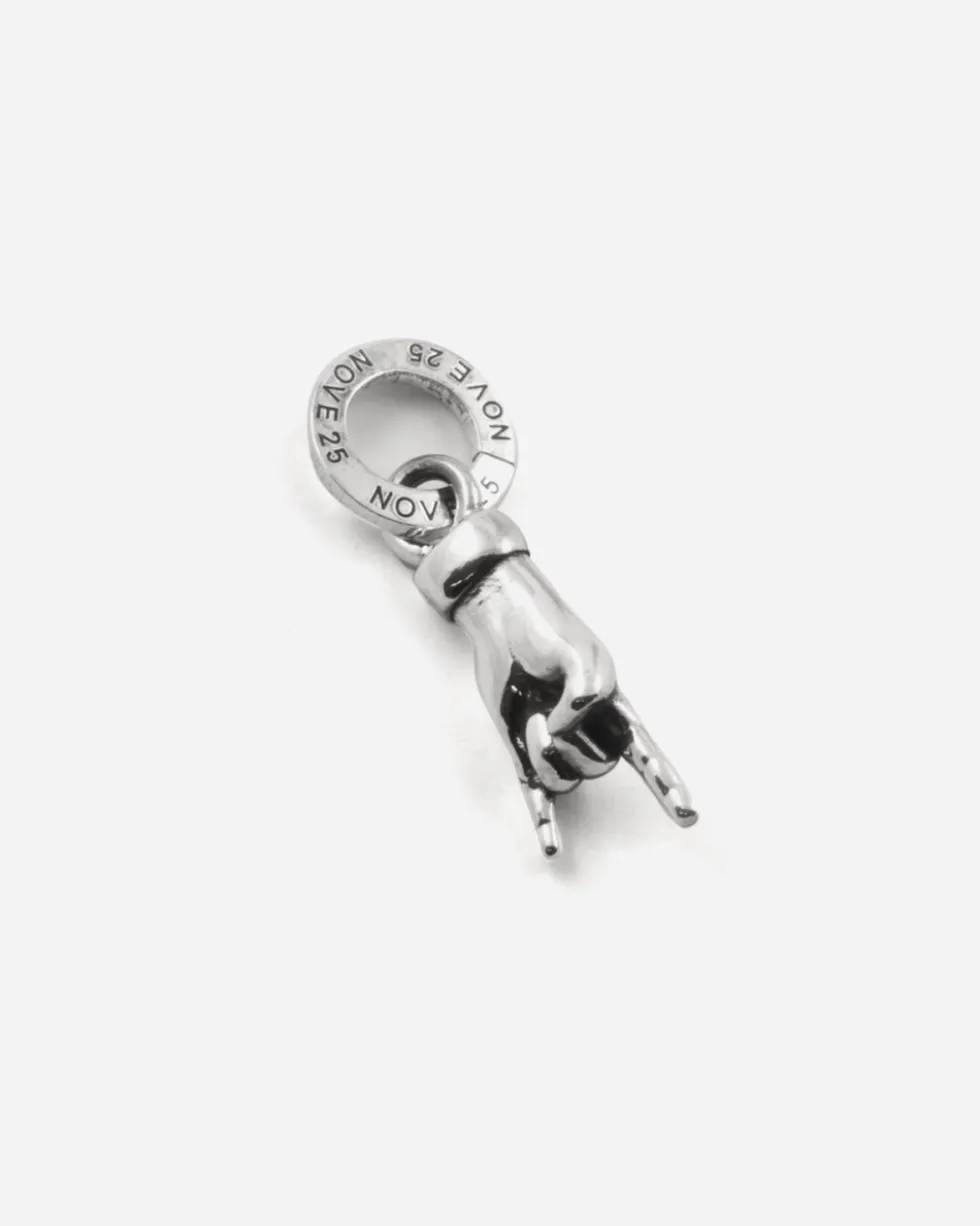 CIONDOLO MINI CHARM MANO CORNA IN ARGENTO